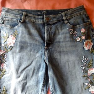 🌺 Plus Size embroidered jeans